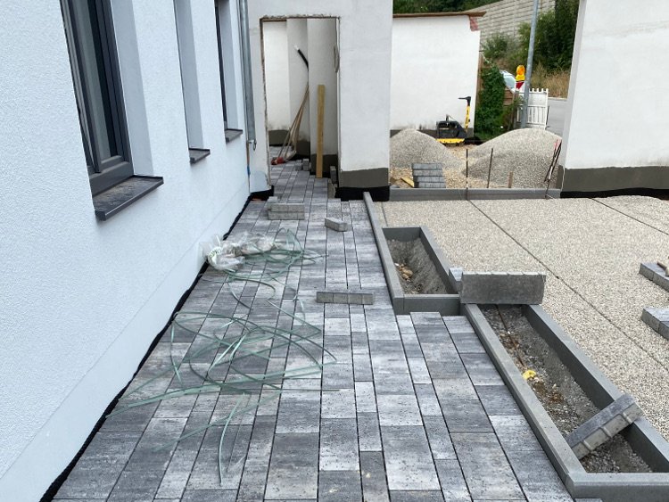 27.07.2022 - Pflaster Eingang
